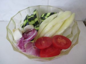 Meleg reggelihez: zöldségek feldarabolva