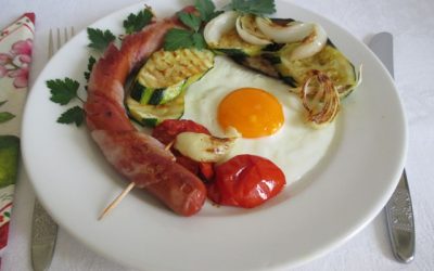 Meleg reggeli grillen vagy serpenyőben