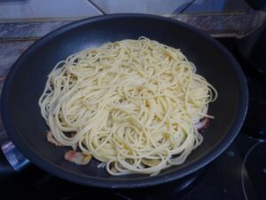Spagetti sült szalonnával